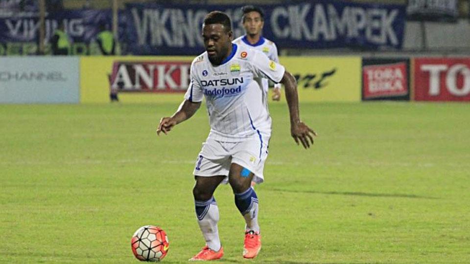 Indosport - David Laly membawa bola ke arah gawang lawang pada pertandingan Torabika Soccer Championship 2016.